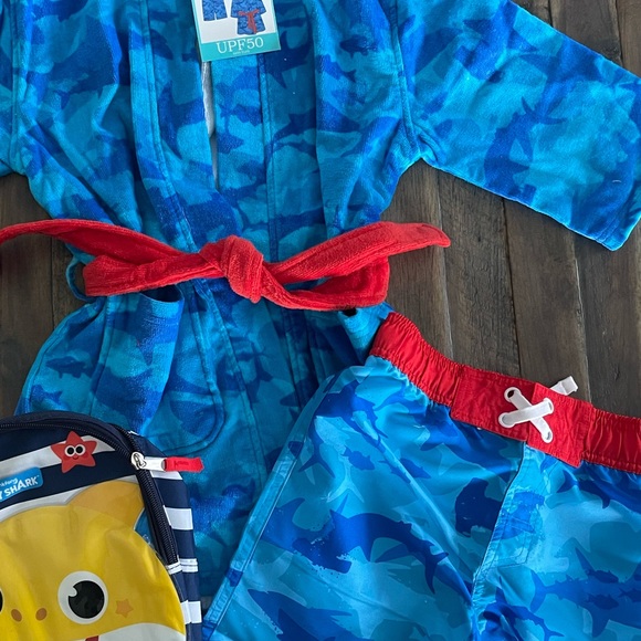 FREE MINI BACKPACK 🌞✨🦈 boys robe swim trunks upf 50 baby shark backpack size 5 - Picture 2 of 7